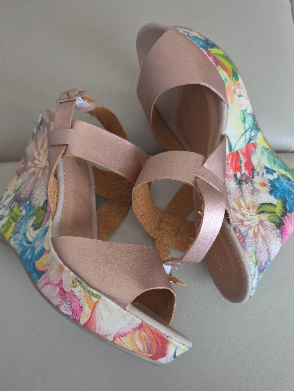 Sociology Pink Floral-Print Wedge Sandals Size 10